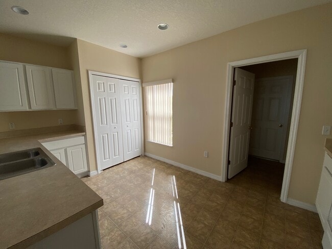 Building Photo - 836 Colville Dr