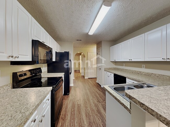 Building Photo - 825 Georgian Hills Dr