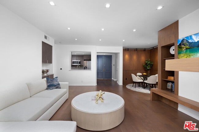 Building Photo - 930 N Doheny Dr