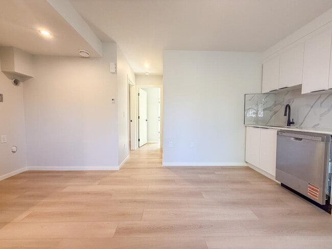 Building Photo - 1.0 bedroom in Edmonton Alberta T5G 1G1