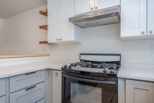 Building Photo - Charming 2 Bed Condo