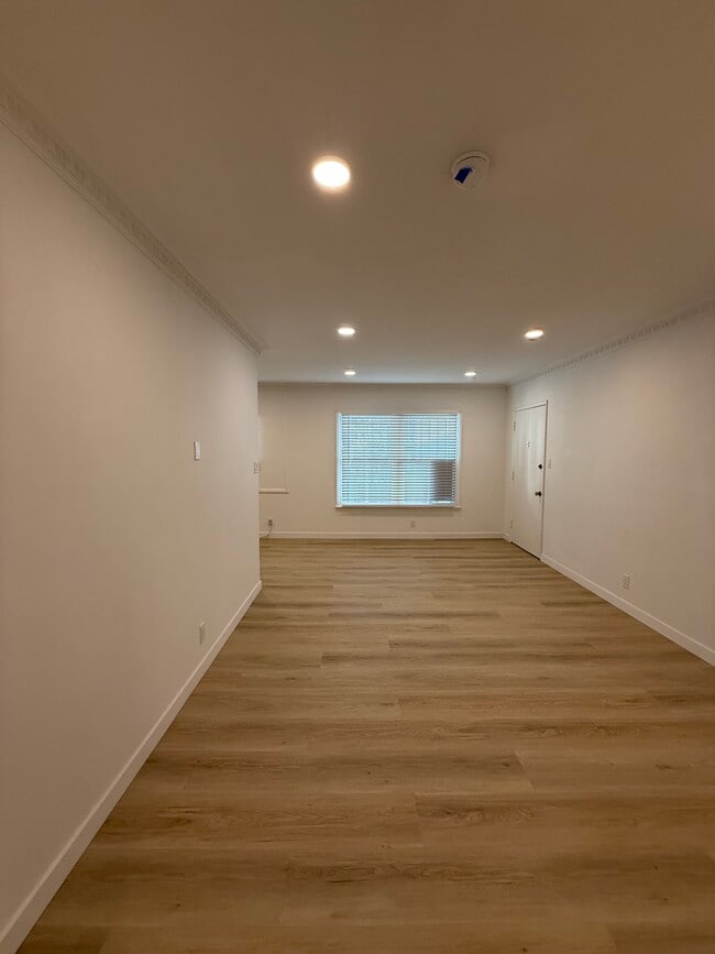 Building Photo - 1229 Larrabee St