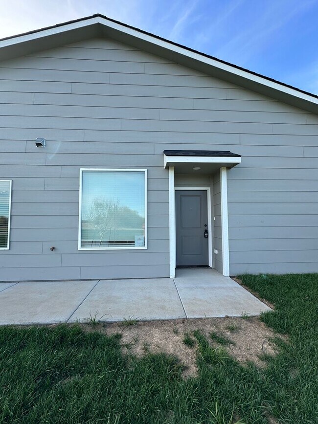 Building Photo - Gorgeous, BRAND NEW 4 Bedroom 2 Bath Duple...