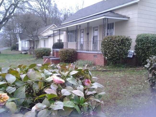 Foto del edificio - Charming 3-Bedroom, 1 Bathroom Ranch ***ON...