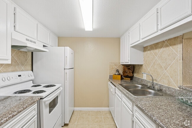 Interior Photo - Falls of West Oaks