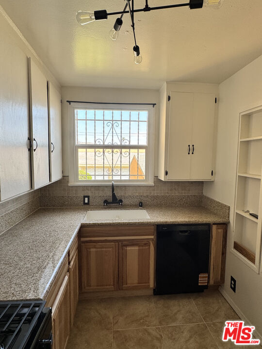 Foto del edificio - 3311 1/2 W 78th St