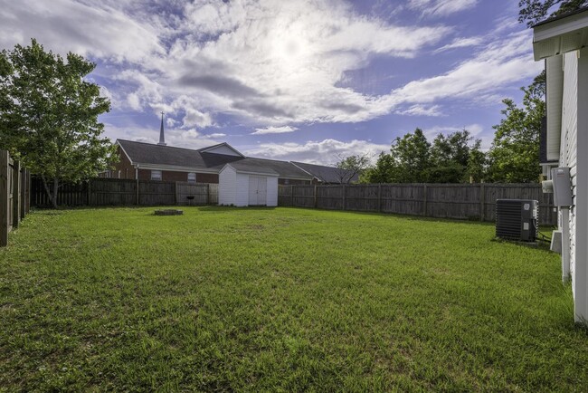 Foto del edificio - 3BR Home Near N. Marine Blvd with Fenced Backyard
