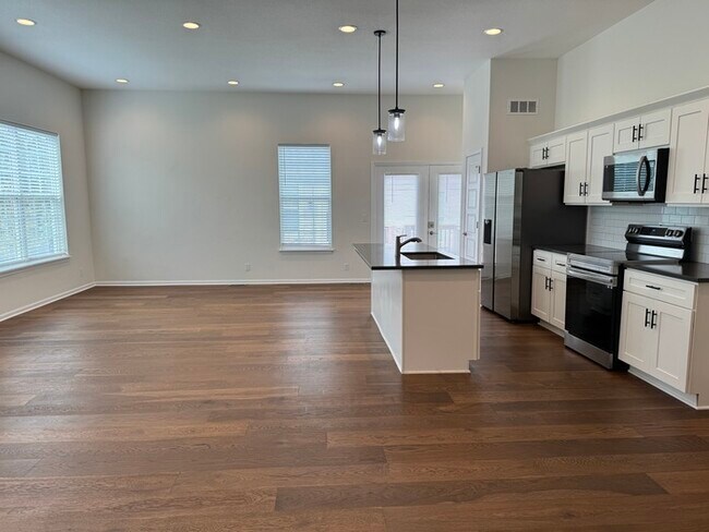 Building Photo - 4 bed 3 bath 2 car garage all maintenance ...