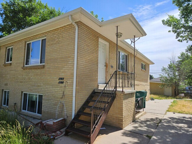 Building Photo - Cute 2 Bedroom/1 Bathroom Duplex Near Lowr...