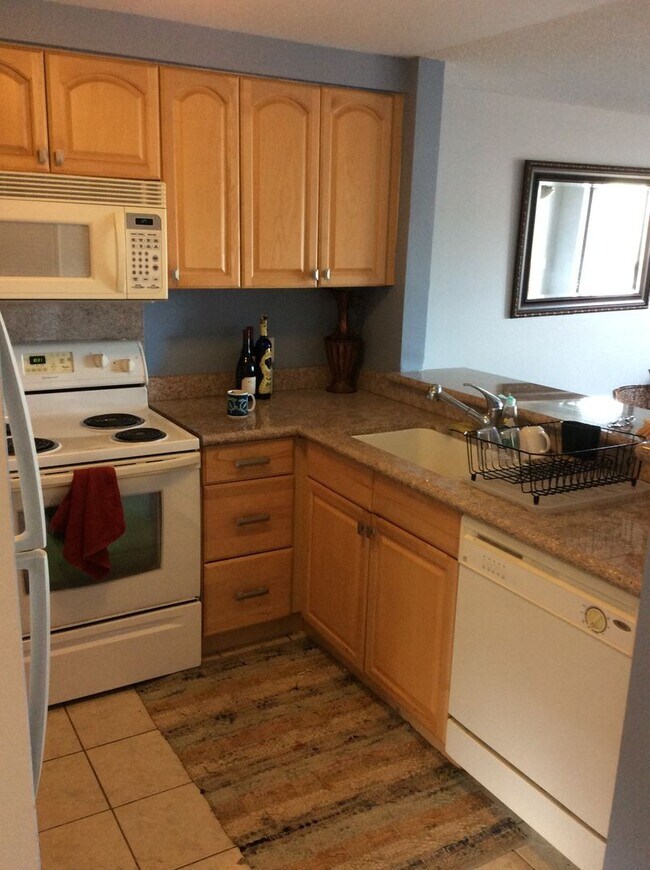 Foto del edificio - Mostly furnished upstairs 2 bed., 2 full b...