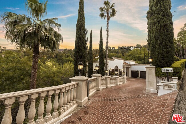 Foto del edificio - 3780 1/2 Multiview Dr