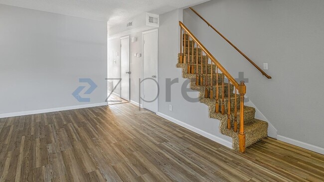 Building Photo - 813 Golf View Pl