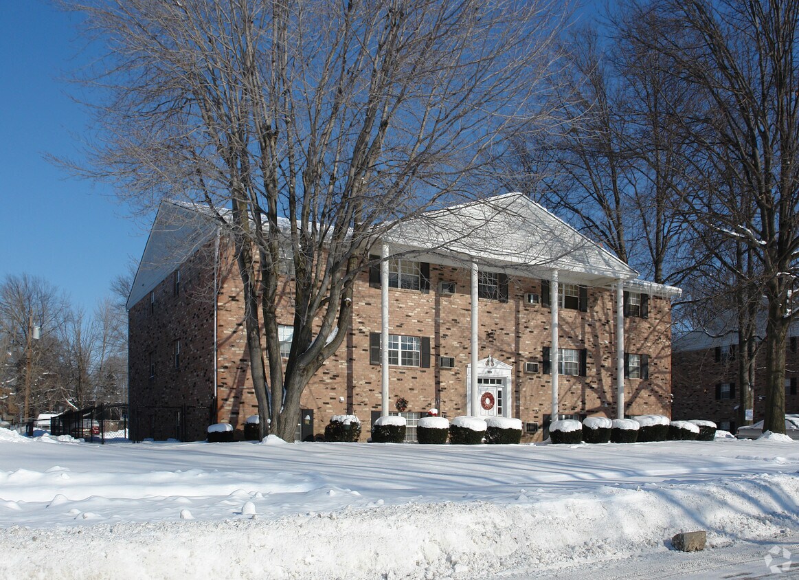 Primary Photo - 1020-1102 Kingsway Dr