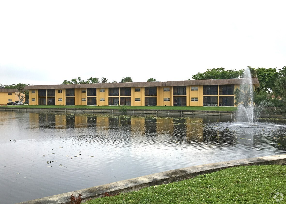 Versailles Gardens Condominium Apartments in Tamarac, FL