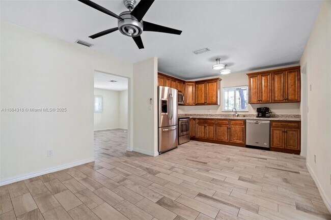 Foto del edificio - 838 NW 10th Ave