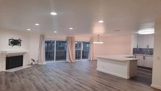 Foto del edificio - Charming & Remodeled 2-Bedroom Condo with ...