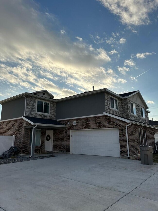Foto del edificio - Charming 4BR Townhome in Springville