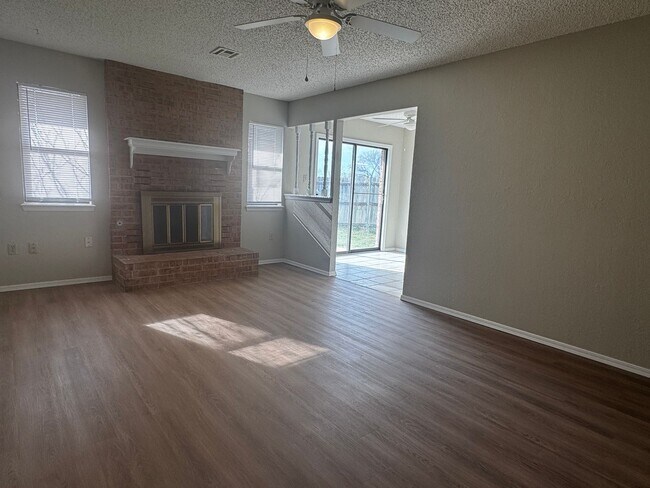 Building Photo - 314 NE Skyline Cir