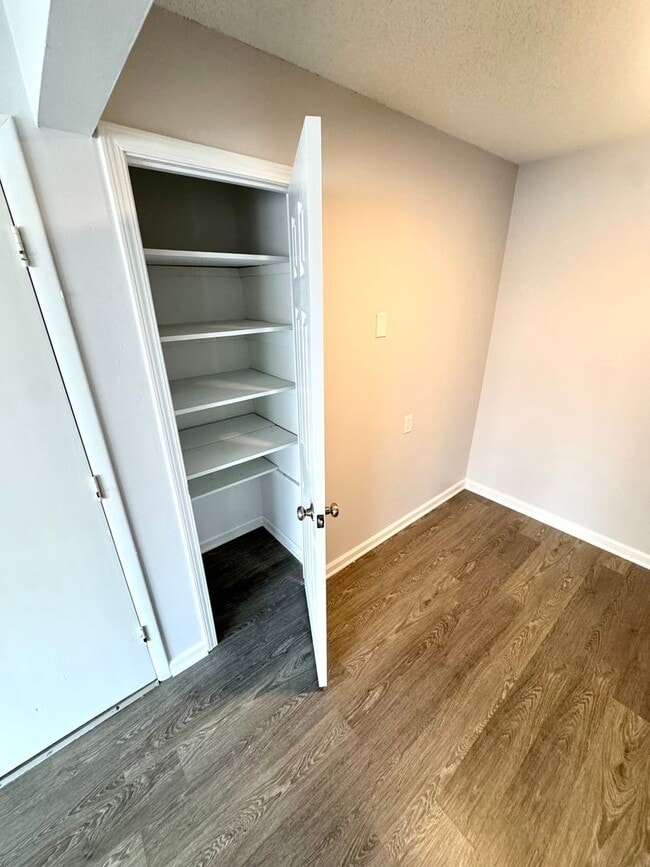Building Photo - 2 Bedroom Apartments, Excellent Location!