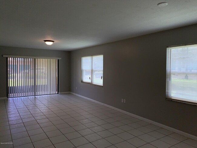 Foto del edificio - 7301 Ridgewood Ave