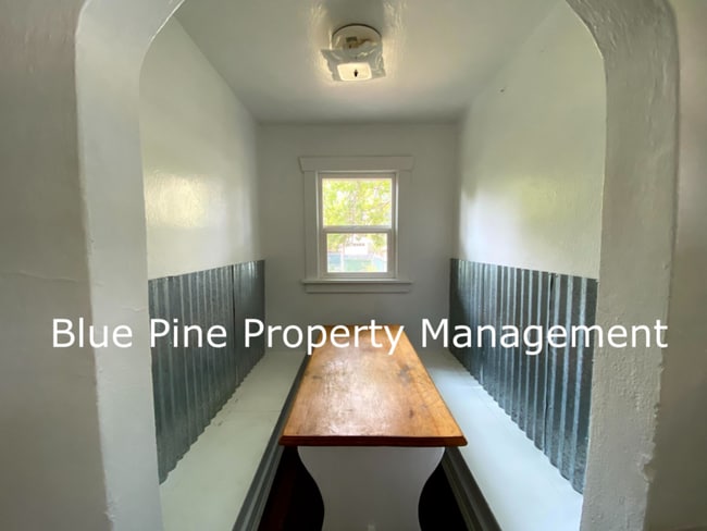 Building Photo - 619 S 11th Ave
