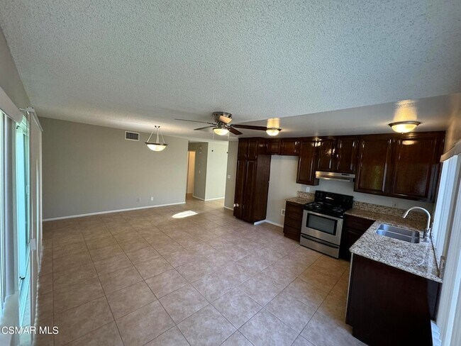 Foto del edificio - 2259 N Hietter Ave