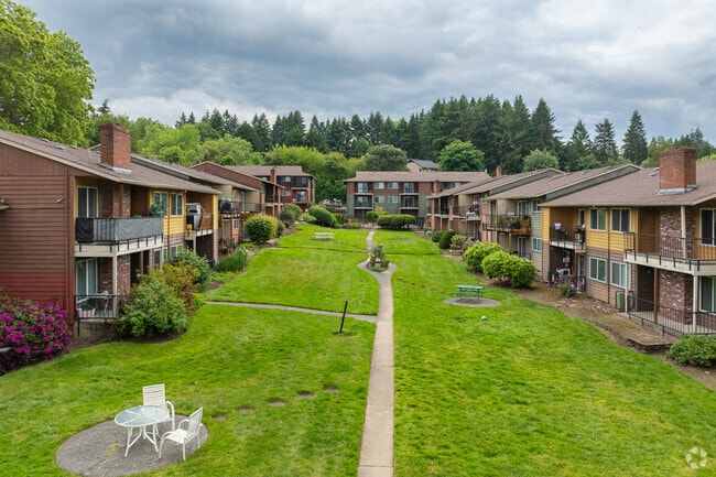 Courtyard - Brighton Hill Apartments
