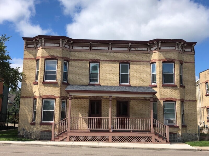 210 S Throop St Unit 1, Woodstock, IL 60098 Condo for Rent in Woodstock, IL
