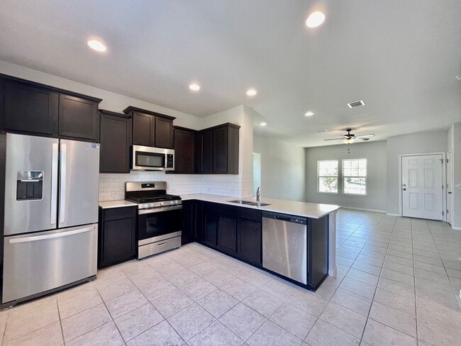 Building Photo - Newer Home in Up & Coming Neighborhood!