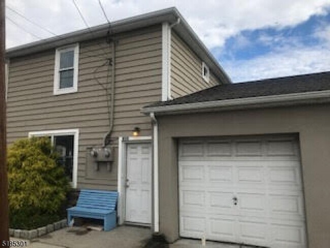 Building Photo - 212 High St