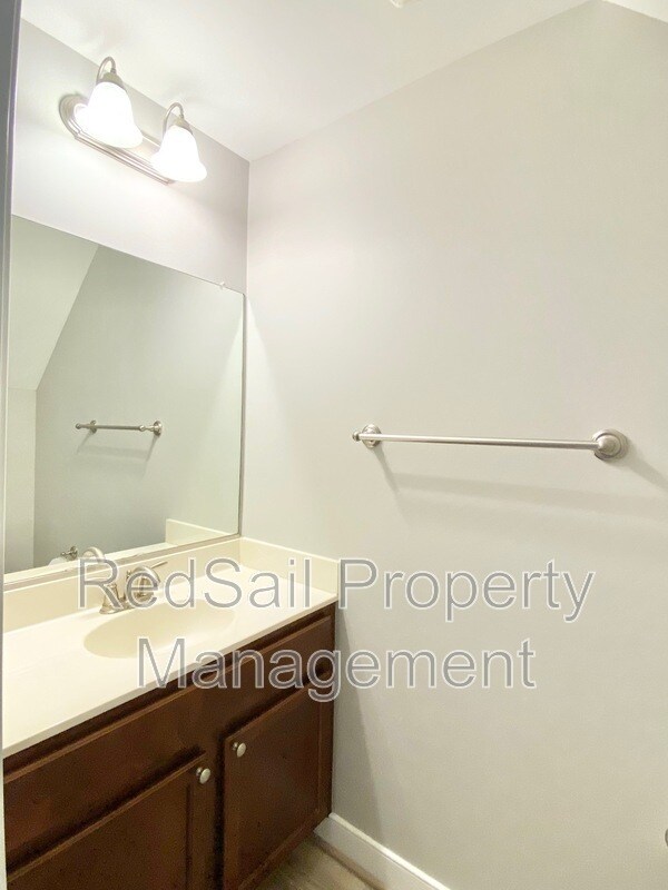 Foto del edificio - 411 Quarterpath Rd