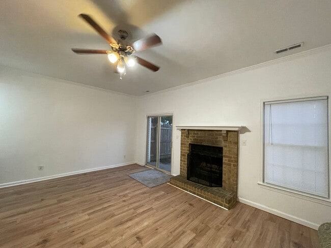 Building Photo - 3 bedroom townhome! Fenced backyard.