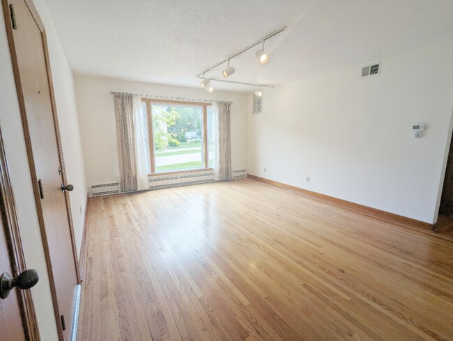 Building Photo - 2-bed 1-bath Apartment