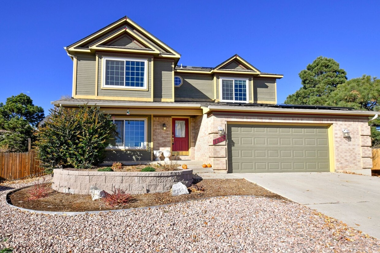 Foto principal - 4-bedroom Gem Near Ft. Carson!