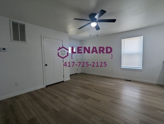 Building Photo - 2702 W Water St