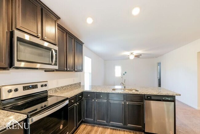 Foto del edificio - Now Available! First Month Free!
