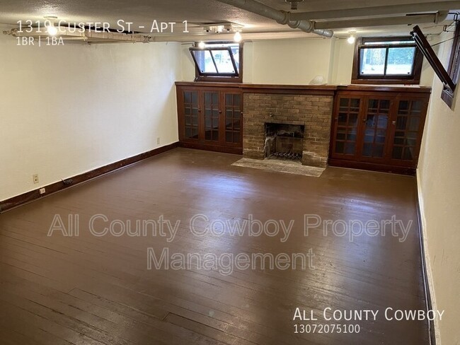 Building Photo - 1319 E Custer St