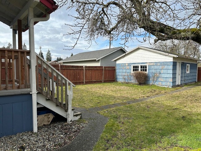 Building Photo - North Tacoma 2 Bedroom with Garage and out...