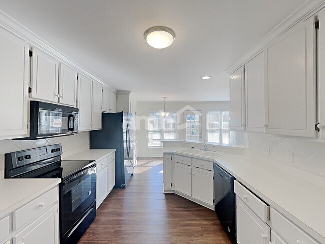 Foto del edificio - 4840 Forest Highland Dr