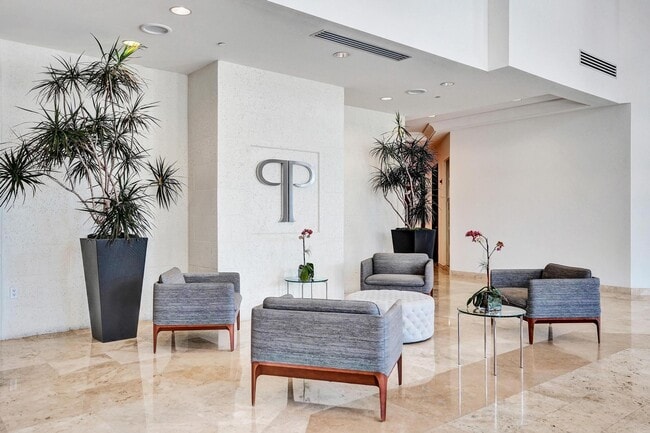 Foto del edificio - 99 SE Mizner Blvd