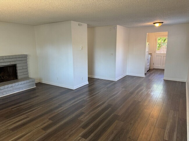 Foto del edificio - 2 bedroom 1 bath duplex with a garage!