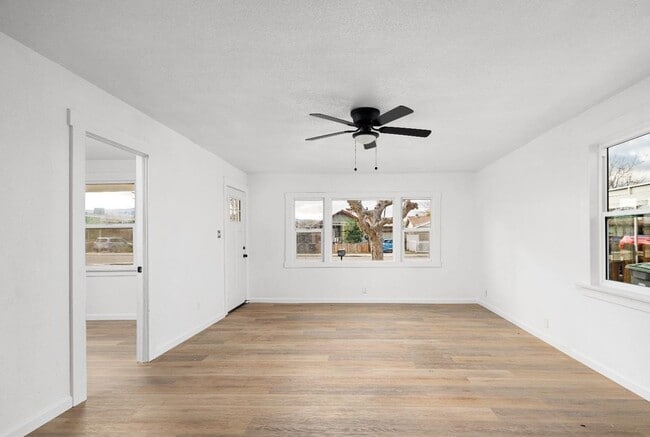 Foto del edificio - 3 Bed 1 Bath Home in Taft