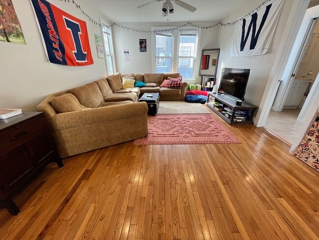 Building Photo - Beautiful Home Close to Campus