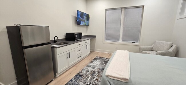 Building Photo - 1 Br / 1 Ba Fully Furnished