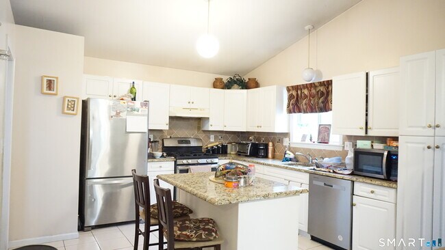 Foto del edificio - 256 Brewster Rd