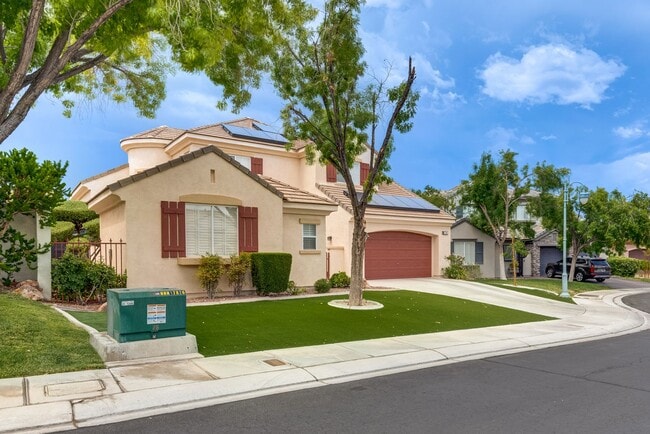 Building Photo - Luxurious, Entertainers Dream 3 Bedroom Home
