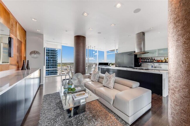 Foto del edificio - 2430 Victory Park Ln