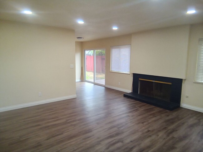 Building Photo - Nicely remodeled 3 bedroom 2 bath home wit...