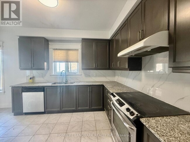 Building Photo - 165 Paradelle Dr