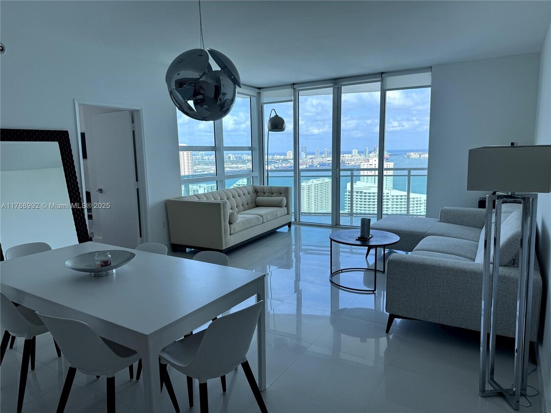 Primary Photo - 950 Brickell Bay Dr